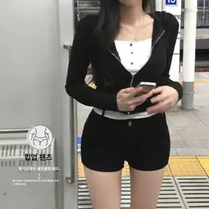 여성 풍성한 사타구니 블랙 로우 반바지 봄가을 힙 싸개 캐주얼 겉옷 핫팬츠