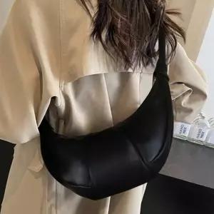 호보 숄더백 캐주얼 외출 출근 여행 수납 블랙 어깨가방 패션백 여성 데일리 반달