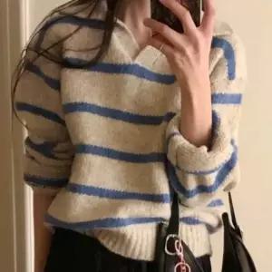 데일리룩 겨울 니트 베이지앤블루 투톤 스웨터 위드기프트 오픈카라 도톰