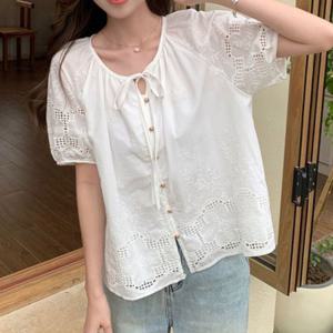 펀칭 플라워 자수 블라우스 라운드넥 스트링 앞뒤 셔링 콩단추 반팔 블라우스 스트링블라우스
