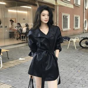 여성 패션 블랙 짧은 인조 가죽 트렌치 코트 긴팔 라펠 재킷 벨트 포함 빈티지 여성 스트리트웨어 오토바이 아웃웨어