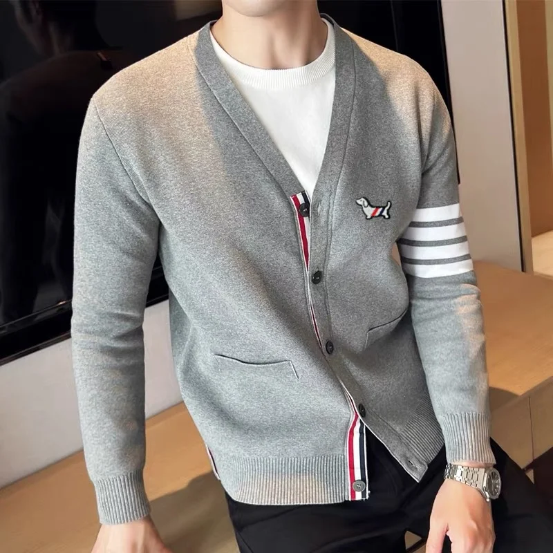 명품 브랜드 니트 카디건 남성 가을 신상 패션 스트라이프 정품 캐릭터 강아지 엠보 밑단 트임 디자인 캐주얼 V넥 스웨터 코트