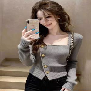 우아한 샤넬 스타일 니트 스웨터 여성 패션 스퀘어 칼라 슬릿 허리 조절 가을 겨울 고급스러운 느낌의 긴팔 상의