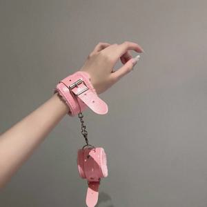 여자친구 커플 게임 소품 코스프레 액세서리 장비 무기용 핑크색 가죽 수갑 (재고 있음)