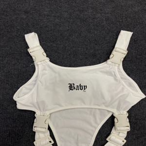 섹시한 고딕 스타일 프린트 홀터넥 점프수트, 스냅 버튼과 스트랩, 민소매 슬림핏, 스파이시 걸 탑