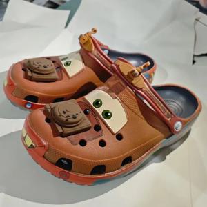 새로운 여름 만화 자동차 테마 메이터 클로그 미끄럼 방지 경량 EVA 비치 슬리퍼 통기성 좋은 야외 샌들 성인용 선물
