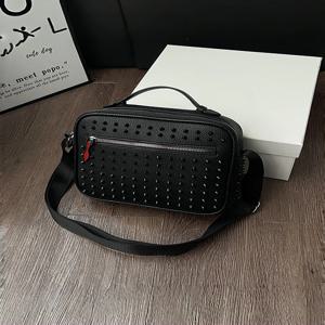 남성용 펑크 스타일 크로스바디 백 세련된 남성용 슬링백 대용량 숄더백, 여러 개의 포켓과 지퍼 잠금장치