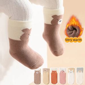 신생아용 부드러운 플러시 소재 양말 3켤레, 겨울용 따뜻한 중간 길이 양말, 두꺼운 벨벳 소재로 제작되어 추위를 막아주는 아기용 신발, 귀여운 만화 캐릭터 디자인의 어린이 양말