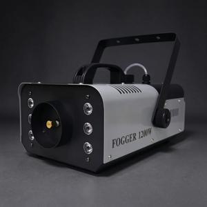 1200W LED 포그머신 6색 무선 리모컨 2L 탱크 10M 분사 거리 4분 빠른 예열 연기 발생기 (포그 오일 불필요)