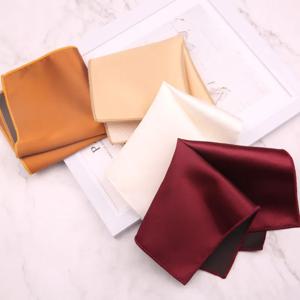 남성용 단색 새틴 포켓 스퀘어, 23x23cm, 실크 질감의 손수건, 결혼식이나 비즈니스 정장에 어울리는 클래식한 가슴 포켓 액세서리