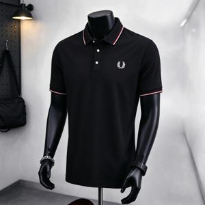 프레드 페리(Fred Perry)의 남성용 FP 자수 폴로 셔츠입니다. 세 개의 단추가 달린 칼라 디자인에 컬러 배경이 들어가 있으며, 짧은 소매로 비즈니스 캐주얼 스타일에 적합합니다.