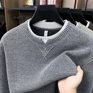 겨울에 유행하는 남성용 올드머니 스타일의 패치워크 디자인, 겉보기에는 투피스처럼 보이는 둥근 네크라인 니트 스웨터, 캐주얼하고 따뜻한 후디