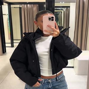여성용 짧은 기장의 후드형 파카, 겨울용 검은색 패딩 코트, 드로스트링이 달린 밑단, 방풍 기능, 지퍼형, 두꺼운 소재로 제작되어 따뜻한 겉옷.