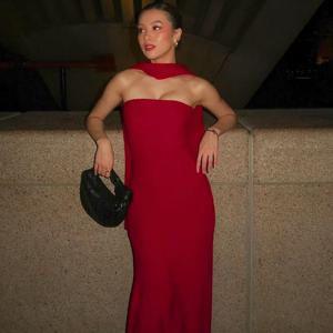 어깨끈이 없는 몸에 꼭 맞는 롱 드레스, 스카프가 함께 제공되는 여성용 니트 드레스, 이브닝 파티나 결혼식 하객에게 어울리는 우아한 드레스.