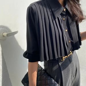 헤비 인더스트리 니치 POLO 플리츠 블랙 셔츠 여성용 한국 버전 봄 디자인 감각적인 숏 셔츠 하이웨이스트 다용도 탑