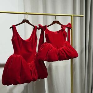 벨벳 소재의 꽃무늬 드레스, 어린 소녀들을 위한 빨간색 웨딩 파티 드레스, 미니 사이즈의 유아용 드레스, 공주 스타일의 드레스, 리본 장식, 사각형 컷의 성찬식 드레스