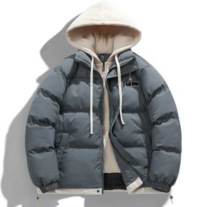 남성용 투피스 스타일의 후드형 패딩 재킷, 겨울용 두꺼운 소재, 따뜻한 착용감, 스탠드 칼라, 캐주얼한 스트리트 스타일, 넉넉한 핏의 아우터 코트