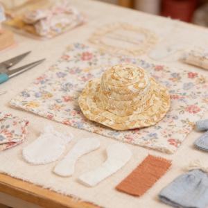 4개입 미니 밀짚모자 세트, 수공예로 제작된 자연 소재로 엮은 모자로, 인형의 집 미니어처 장식이나 공예품에 사용하기 좋습니다. 작고 귀여운 둥근 챙이 특징입니다.