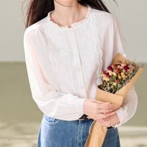[블랙퀸] 프릴넥 펀칭 레이스 자수 블라우스 blk005191