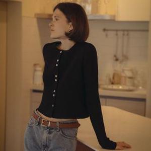 Button point ribbed round knit T-shirt_Black