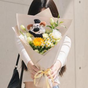 학사모 안경쓴 강아지 노란꽃다발 꽃배송 꽃배달 장미 생화 꽃다발 생일 축하 졸업 승진 응원