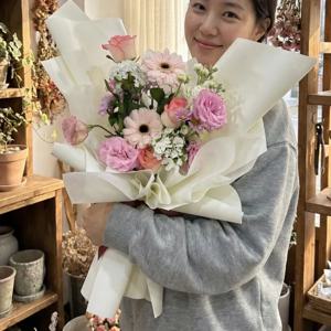 사랑스런 파스텔핑크 사랑스런 생화 꽃다발 장미 꽃다발 랜덤 기념일 임신 출산 퇴사