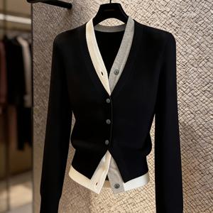 가을/겨울 여성용 가디건 2-in-1 룩, 대비 색상 브이넥, 고급스러운 슬림핏, 편안함을 위한 섬세하고 부드러운 원단. 2-in-1 룩은 레이어드 스타일링을 제공하며, 클래식하고 세련된 룩을 위한 빈티지 단추 한 줄이 있습니다. 모든 피부 톤에 적합하며, 출퇴근, 데이트, 일상 외출에 이상적입니다. 느낌의 가을/겨울 옷장에 꼭 필요한 아이템입니다.