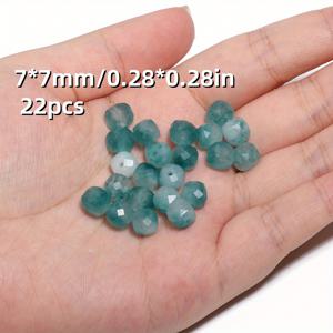 7mm AAA 큐브 모양의 그린 그라데이션 칼세도니 비즈. 파체드 사각형 디자인으로 특징지어짐. 팔찌, 목걸이 등을 만드는 데 완벽한 루스 스페이서 비즈입니다.