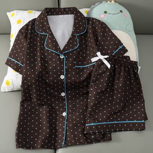 여성용 풀 바디 다크 브라운 베이스 블루 미니 물방울 무늬 파자마 세트, 반팔 및 반바지 2pcs 세트, 탄성 허리 밴드, 버튼 탑 블라우스, 봄 여름 모든 계절에 적합