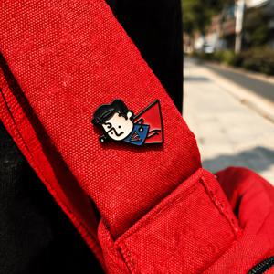 슈퍼맨 배지 기념품 백팩 액세서리, 졸업 파티, 크리스마스, 부활절, 가족 모임을 위한 완벽한 장식품