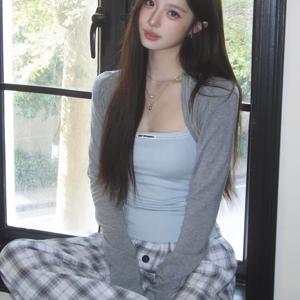 재고 스타일 한국 컨트라스트 페이크 투피스 긴팔 티셔츠 여성용 봄/가을 내부 의류 허리 집어넣는 유니크 디자인 스파이시 스타일 바디 핑크 슈퍼 멋진 외관 오프숄더 티셔츠 탑 트렌디