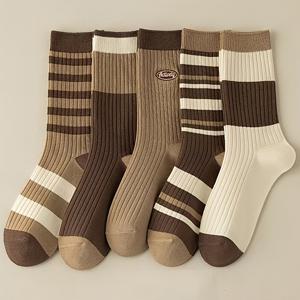 5켤레 혼합 빈티지 중목 양말, 커피 브라운과 살구색 베이지 톤, 5가지 독특한 컬러블록 디자인, 골지 니트 구조, 부드럽고 통기성 있는 소재, 심플하고 다용도의 남녀공용 스타일, 일상복과 가을 의상에 적합