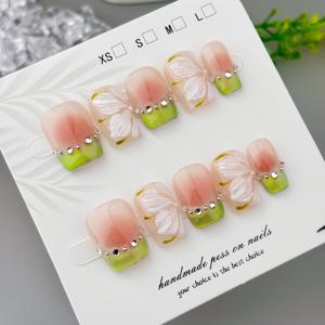 10개 순수 핸드메이드 숏 네일, 산뜻한 그린 프렌치 그라데이션 프레스온 네일, 고급 3D 손으로 페인팅한 아이스 플라워 인조 네일 스티커, 부드러운 여성스러운 블러쉬 글로시 샤이니 라인스톤 디자인, 패셔너블한 여성 데일리 출퇴근에 적합