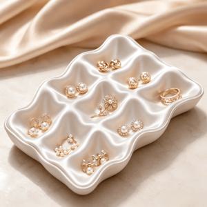 1개 3D 프린팅 샴페인 색상 새틴 주얼리 보관 트레이, 물결 패턴 반지 모양 보관 랙 및 귀걸이 디스플레이 트레이, 침실, 욕실 또는 책장용 미적 드레싱 테이블 데스크탑 장식