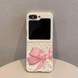 삼성 갤럭시 Z Flip 6, Z Flip 5, Z Flip 4, 및 Z Flip 3 5G용 밝은 흰색 패턴이 있는 TPU 접이식 풀 보호 폰 케이스. 이 TPU 케이스는 삼성 갤럭시용으로 설계되어 전체 보호를 제공하면서 얇고 가벼우며, 내구성이 뛰어난 외부 표면으로 긁힘을 방지합니다.