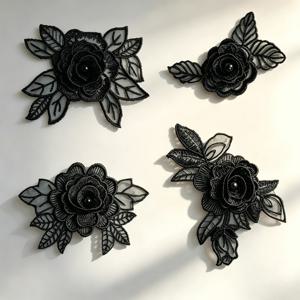 신상품 블랙 3D 레이스 장미꽃 아플리케 4개, 나뭇잎이 있는 인조 블랙 진주 오간자 자수 패치, 시스루 메쉬 박음질용 장식품, 드레스, 모자, 가방, 헤어핀, 웨딩 신부 장식용 DIY 수공예품