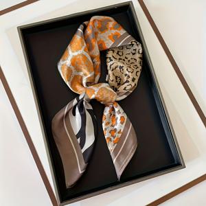 여성용 스퀘어 스카프 - 대담한 프린트와 추상 패턴, 오렌지/블랙/화이트/브라운, 세탁기 사용 가능한 통기성 원단, 캐주얼 및 포멀한 자리에 어울리는 다용도 패션 액세서리, 헤어 스카프, 우아한 스타일, 내구성 있는 소재