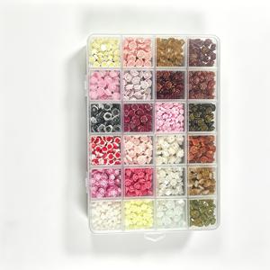 24칸 3D 미니 장미 꽃 네일 아트 참 및 보석, 혼합 색상 여름 레진 플로럴 네일 아트 장식, 멀티 컬러 플랫백 장미 라인스톤 아크릴 네일용, 매니큐어 추가품 (보관 상자 포함), 네일 아트용