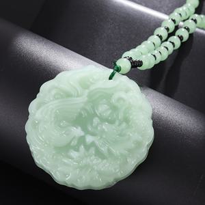 조각된 용과 봉황 디자인의 아름다운 펜던트 목걸이. 모조 옥으로 제작되었으며, 누구에게나 적합하며 행운의 앰블럼으로 사용할 수 있습니다.
