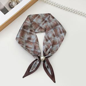 여름용 경량 스타일 레트로 체크 무늬 자석 여성용 네크클리프, 가방 스카프, 헤어 액세서리, 비치 타월, 따뜻하고 지적이며 성숙한 분위기를 자아내며, 직장, 일상 생활과 같은 다양한 스타일 장면에 쉽게 적응합니다.