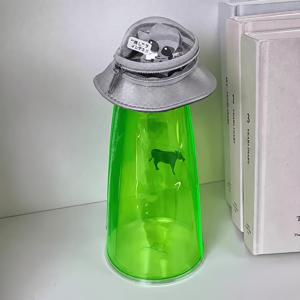 녹색 투명 외계인 UFO 모양 대용량 필통, 창의적인 3D 우주 캡슐 디자인, 이중 레이어 지퍼 수납공간 포함. 상단층은 투명 소품 전시칸, 하단층은 들여올린 원통형 문구 수납 파우치. 방진 및 휴대용, 공부, 사무실용, 다이어리 정리, 여행, 책상 수납, 장식용품으로 적합. 새로운 트렌디하고 멋지며 실용적인 필통 선물, 신학기 필수품