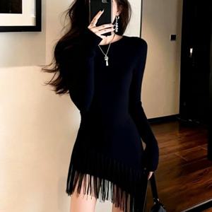 여성을 위한 특히 아름다운 프랑스 스타일 허리 주름 블랙 프린지 드레스, 겨울 2026에 코트와 함께 완벽합니다.