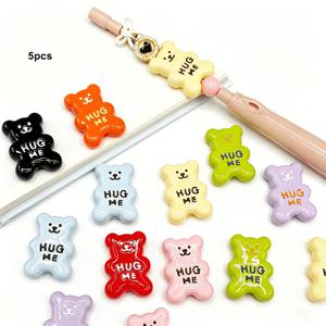 포옹하는 곰 구슬 만들기에 적합한 5개 세트 - 스프레이 페인팅된 곰 모양의 참이 있는 단색 크림 아크릴 DIY 공예 구슬, 핸드메이드 액세서리, 휴대폰 줄, 가방 장식용 (크리스마스, 새해 선물용)