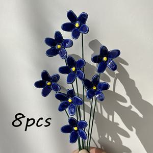 시간이 지남에도 변치 않는 집을 위한 깊은, 우아한, 평온하고 신비로운 수제 파란색 세라믹 인공 꽃 8개 세트입니다. 발렌타인데이 및 크리스마스와 같은 특별한 날을 위한 이상적인 선물입니다.
