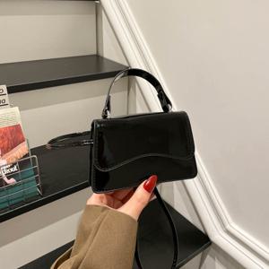 여성용 크로스백, 탈부착 가는 긴 크로스백 스트랩이 있는 물결 모양 플랩 유광 미니 스퀘어백, 립스틱, 이어폰, 열쇠, 카드 보관용 플랩 잠금장치가 있는 소형 기내용 가방, 데이트 및 외출용 휴대용 가방, 한국풍 소녀스러운 데일리룩을 위한 빈티지 스타일 가방, 다양한 기본 스타일의 정교한 미니 크로스백, 선물용 유광 질감의 핸드백