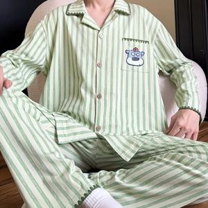 새로운 남성용 2피스 라운지웨어 세트, 가슴 주머니가 있는 라펠 가디건, 세로 프린트, 패셔너블한 긴소매와 긴 바지, 사계절용