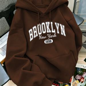 가을/겨울 트렌디 패션 BROOKLYN 1898 프린트 드로스트링 후드 스웨트셔츠, 아메리칸 빈티지 칼리지 스타일. 추운 날씨에 편안하게 착용할 수 있는 드로스트링 후드와 앞면 캥거루 포켓이 특징