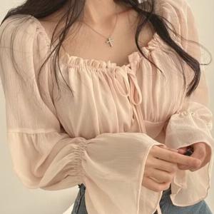 여성 쉬폰 블라우스 스퀘어넥 셔링 스트링 리본 퍼프소매 크롭탑 여리여리핏 데이트룩 하객룩 페미닌 프렌치시크 여름 긴팔 상의