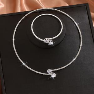 이 세련된 여성용 정장은 밝은 인조 지르코니아가 장식된 2pcs 세트이며 팔찌와 칼라가 포함되어 있습니다.