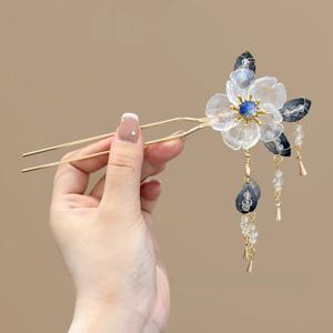 세련된 느낌의 새로운 중국 스타일 U자형 머리핀. 전통적인 꽃 장식 태슬이 특징이며, 한푸 및 치파오 헤어 액세서리에 적합합니다.